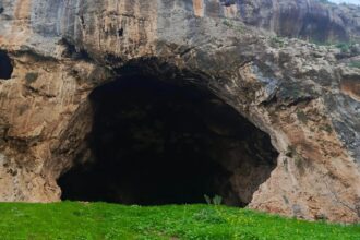 كهف “عراق الدب”.. شاهد على الحضارات في شمال المملكة