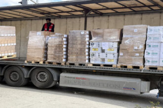 الهلال الأحمر الفلسطيني يسيّر 9 شاحنات مستلزمات طبية إلى غزة​ 