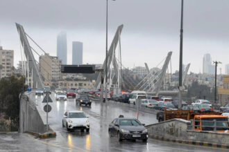 عودة الأجواء الماطرة اليوم وارتفاع تدريجي غدًا حتى الجمعة