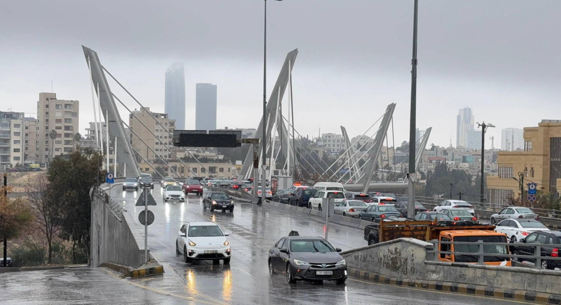عودة الأجواء الماطرة اليوم وارتفاع تدريجي غدًا حتى الجمعة
