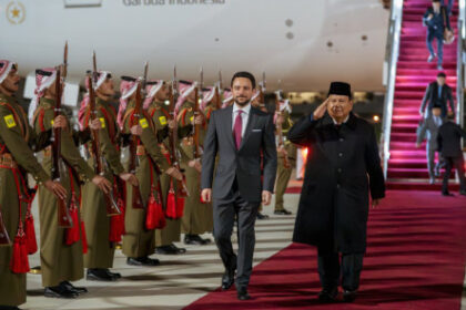 ولي العهد يستقبل الرئيس الإندونيسي لدى وصوله المملكة
