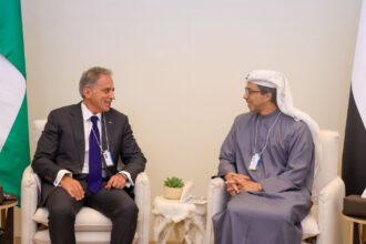 رئيس الوزراء يشارك بالقمة العالمية للحكومات في دبي ويبحث مع الشيخ منصور بن زايد سبل تعزيز التعاون الثنائي