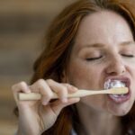 تنظيف الأسنان بعد كل وجبة.. الفوائد والمخاطر