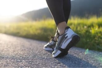 حذاء ذكي يساعد كبار السن على تجنب السقوط