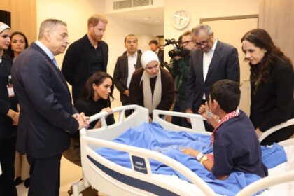 مدير عام الصحة العالمية والأميران هاري وميغان يزورون أطفال غزة بالمستشفى التخصصي