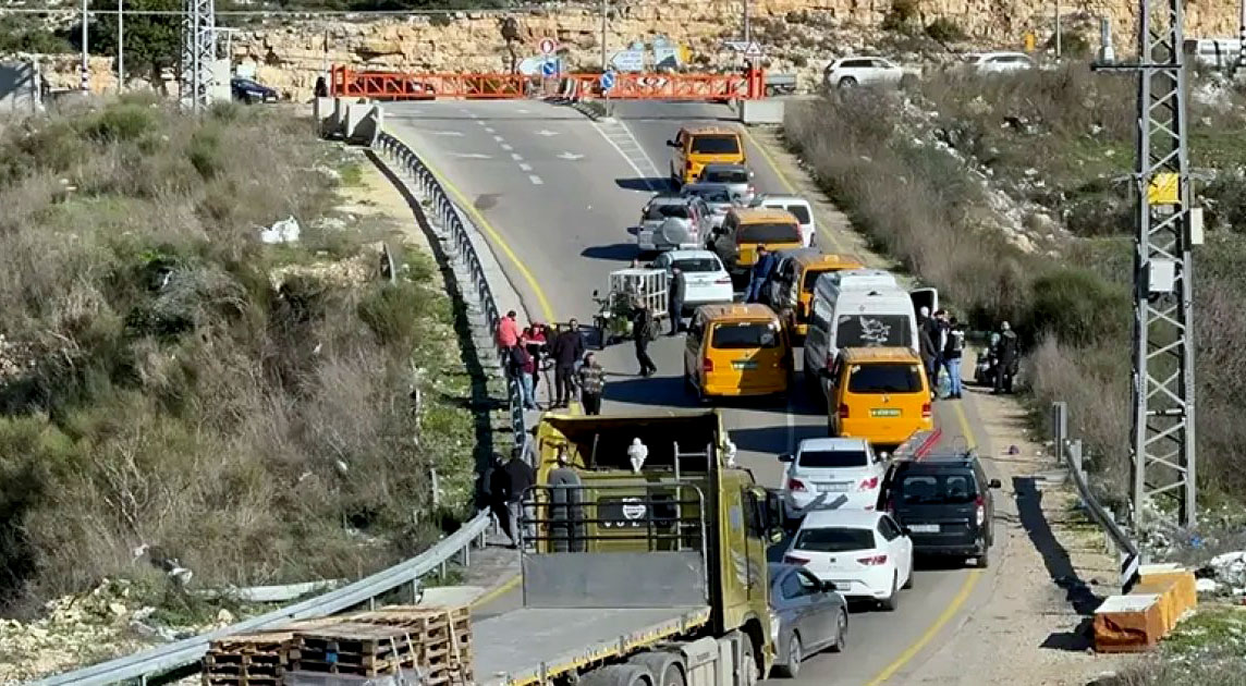 الاحتلال يشدد إجراءاته العسكرية على الحواجز المؤدية إلى القدس الاحتلال يشدد إجراءاته العسكرية على الحواجز المؤدية إلى القدس