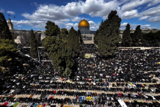 100 ألف مصل يؤدون الجمعة الثانية من رمضان في المسجد الأقصى رغم القيود المشددة​ 