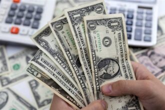 الدولار يتجه لتسجيل أول مكسب شهري منذ تشرين الأول