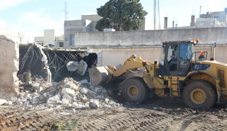 إزالة بناء مهجور وآيل للسقوط بمنطقة المنارة في اربد