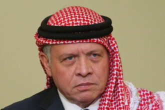 الملك يتلقى اتصالا هاتفيا من ولي العهد السعودي لبحث التطورات الدائرة في الإقليم