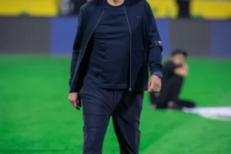 بعد مخالفته اللائحة.. من سمح لدونيس بحضور المؤتمر الصحفي؟