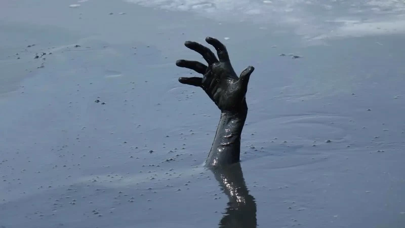 كيف نجا رجل بعد احتجازه 10 أيام في الوحل؟