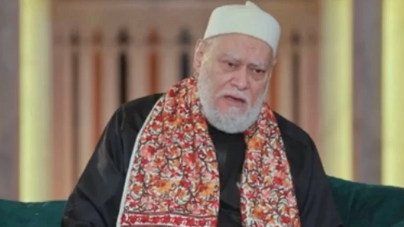 مفتي مصر السابق يجيز الصلاة بـ«ملابس البحر».. كيف؟