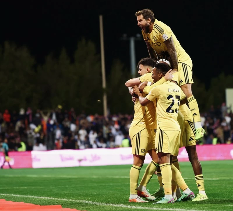 12 انتصاراً متتالياً لـ«العالمي» 12 انتصاراً متتالياً لـ«العالمي»