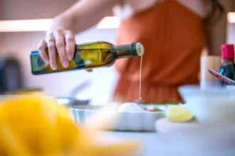 زيت الزيتون يحتفظ بفوائده حتى مع التسخين