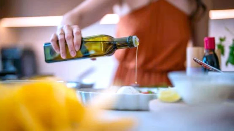 زيت الزيتون يحتفظ بفوائده حتى مع التسخين
