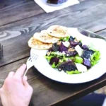 توقيت الوجبات الخفيفة يؤثر في توازن السكر والطاقة