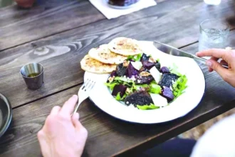 توقيت الوجبات الخفيفة يؤثر في توازن السكر والطاقة