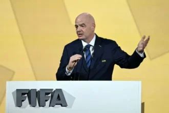 رئيس «FIFA»: يجب طرد اللاعبين الذين يغطون أفواههم عند التحدث إلى الخصوم