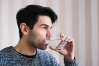 الماء ليس علاجاً سحرياً.. طبيب كلى يكشف كم تحتاج فعلياً لصحة كليتيك؟