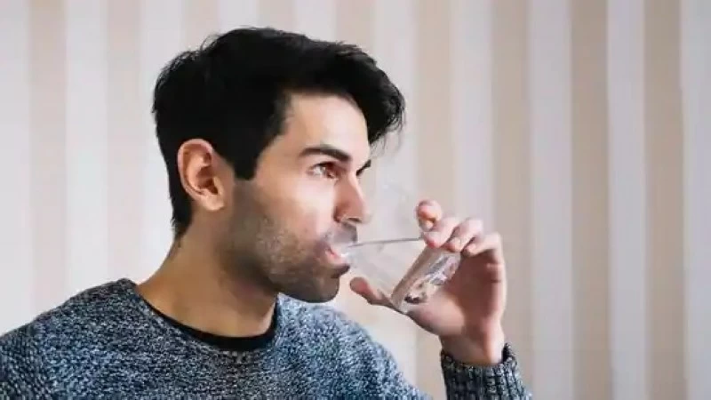 الماء ليس علاجاً سحرياً.. طبيب كلى يكشف كم تحتاج فعلياً لصحة كليتيك؟ الماء ليس علاجاً سحرياً.. طبيب كلى يكشف كم تحتاج فعلياً لصحة كليتيك؟