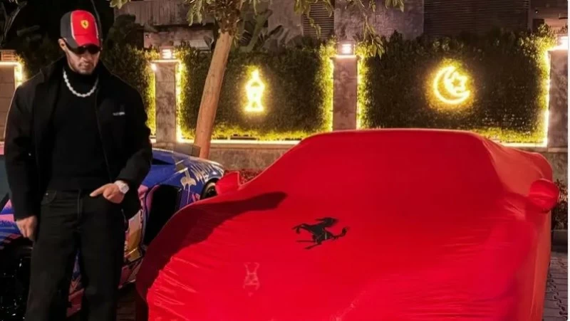 لغيابه عن المنافسة الدرامية.. محمد رمضان يصالح نفسه بـ«فيراري» لغيابه عن المنافسة الدرامية.. محمد رمضان يصالح نفسه بـ«فيراري»