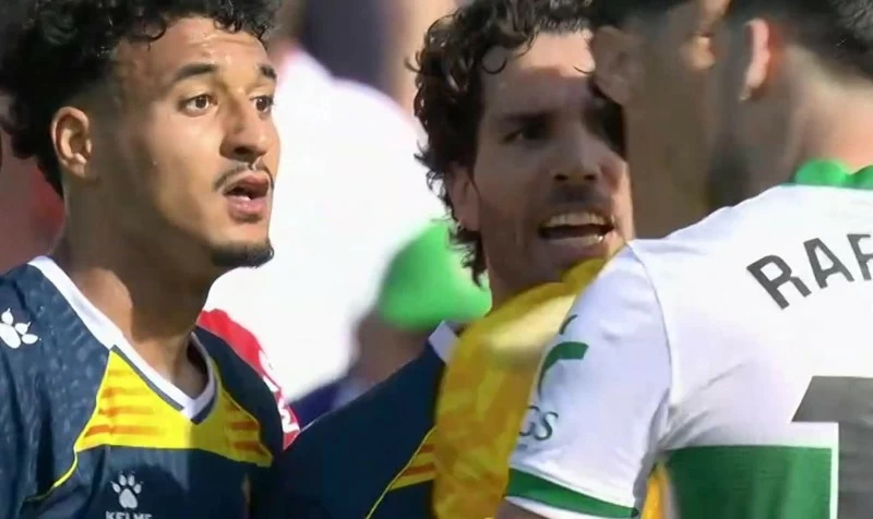 العنصرية تتجدد في الملاعب الأوروبية والحكم يُفعِّل البروتوكول