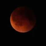 خسوف القمر الدموي يتزامن مع بدر رمضان.. مساء اليوم
