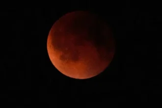 خسوف القمر الدموي يتزامن مع بدر رمضان.. مساء اليوم