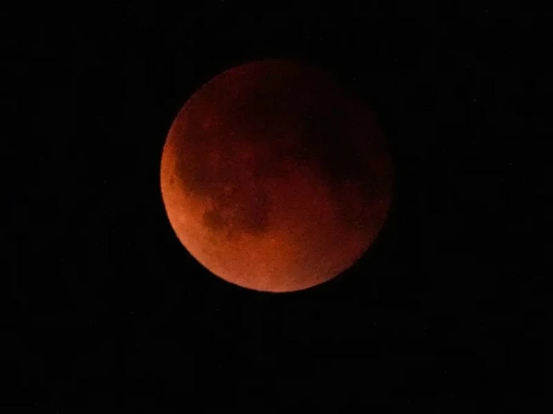 خسوف القمر الدموي يتزامن مع بدر رمضان.. مساء اليوم خسوف القمر الدموي يتزامن مع بدر رمضان.. مساء اليوم
