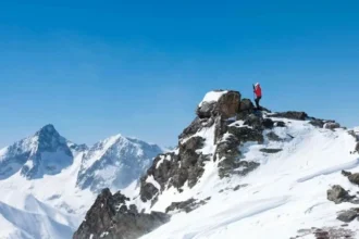 معجزة على ارتفاع آلاف الأقدام.. متسلق ينجو بعد ليلتين في الصقيع