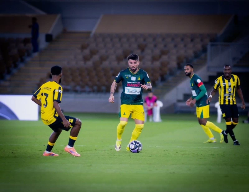 ظل عالقاً في دبي.. رحلة برية تنهي معاناة «بيدرو ريبوتشو»