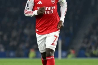 أرسنال يهزم برايتون بهدف ساكا