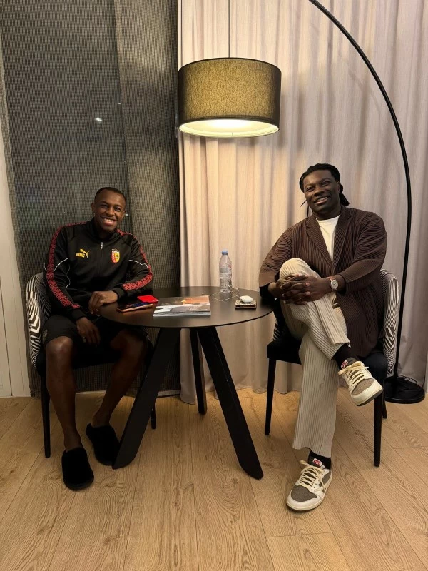 زاره في مقر إقامته.. غوميز: سعود عبدالحميد «فخر السعودية»