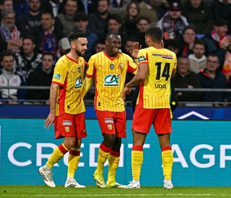 «سعودي » يقود لانس لنصف نهائي «كأس فرنسا»