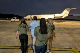 بعد سلسلة جرائم مروعة.. FBI يتسلم صاحب أكبر شبكة ابتزاز جنسي في العالم