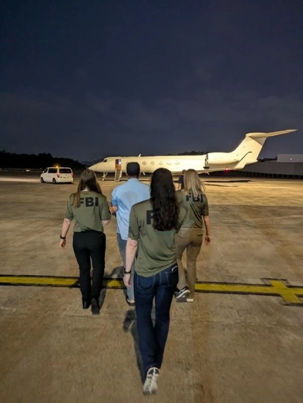 بعد سلسلة جرائم مروعة.. FBI يتسلم صاحب أكبر شبكة ابتزاز جنسي في العالم