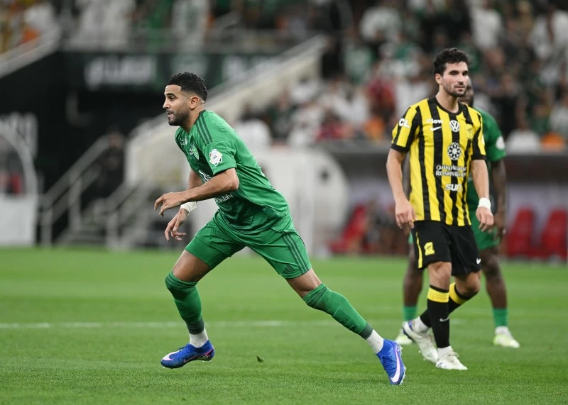 سجَّل في الذهاب والإياب.. «محرز» يتوهج في الديربي