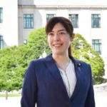 تأخير 5 دقائق يحوّل وزيرة يابانية لنجمة مقاطع فيديو عالمية