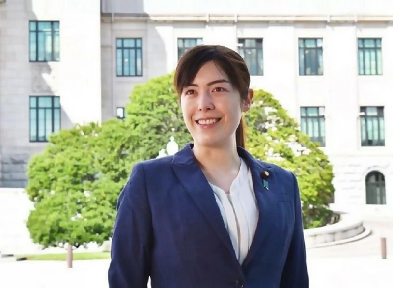 تأخير 5 دقائق يحوّل وزيرة يابانية لنجمة مقاطع فيديو عالمية