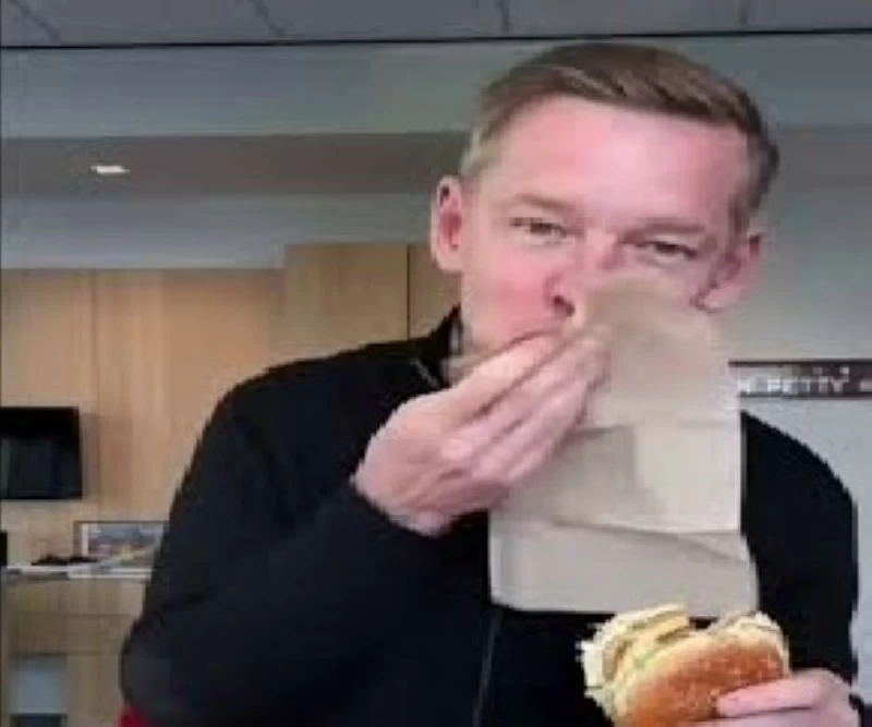 رئيس ماكدونالدز يبصق البرجر ويشعل السخرية