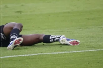 رعب في الدوري الإكوادوري.. إصابة مروعة للاعب إنديبندينتي ديل فايي!