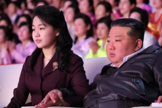 كيم جونغ أون يظهر مع ابنته في حفل موسيقي