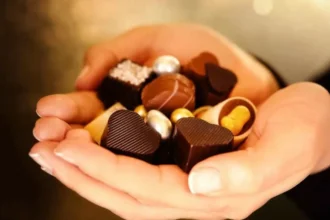 معلمة أمريكية تقدّم حلوى بالقنّب للأطفال في المدرسة