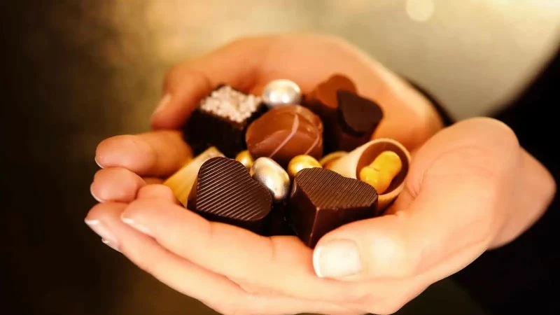 معلمة أمريكية تقدّم حلوى بالقنّب للأطفال في المدرسة