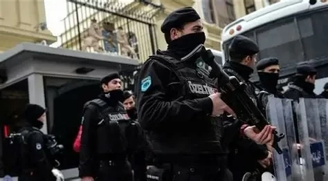 خلال 60 ثانية.. 7 ملثمين يستولون على 20 مليون ليرة في إسطنبول!