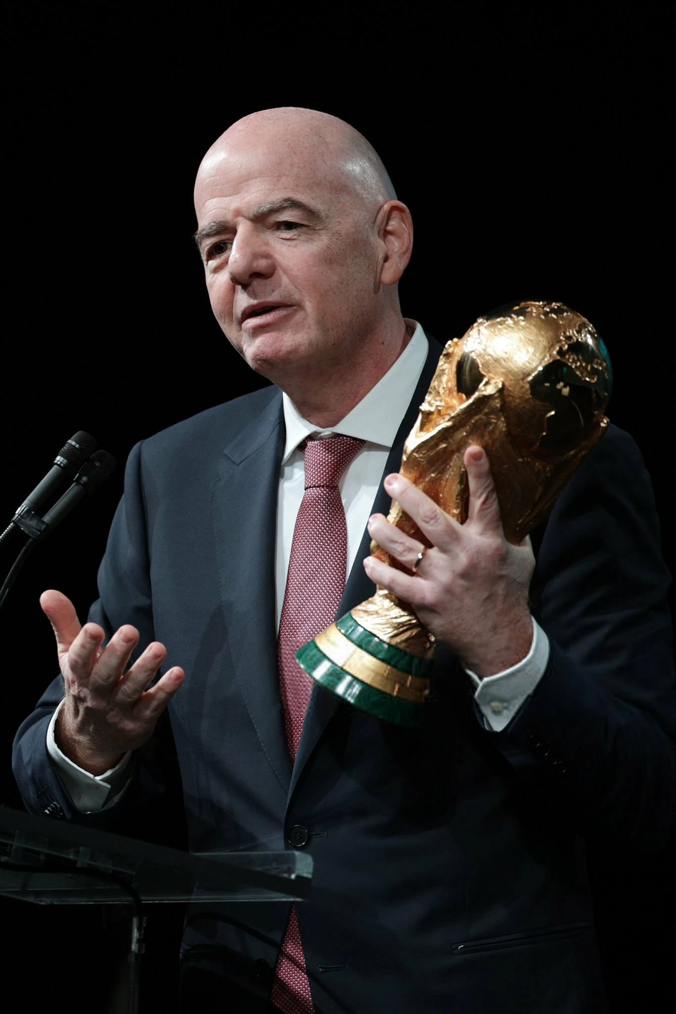 «ترمب» يبلغ رئيس «الفيفا» موقفه من مشاركة إيران في المونديال