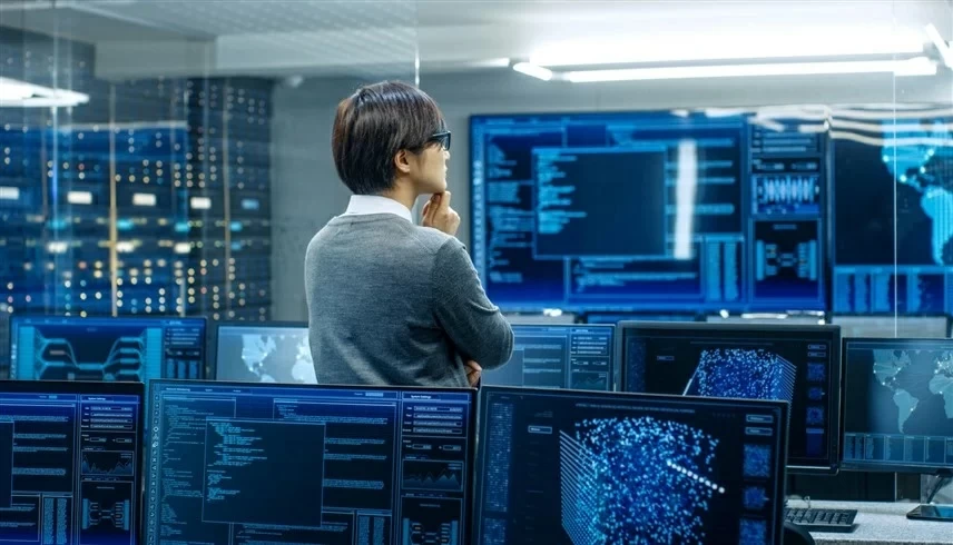 10 تخصصات تقودك لراتب الـ 100 ألف