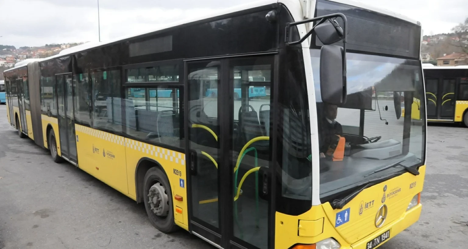 لص تركي يهرب وشرطي يلحقه بالحافلة