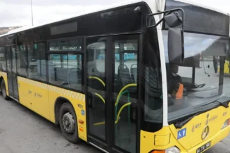 لص تركي يهرب وشرطي يلحقه بالحافلة